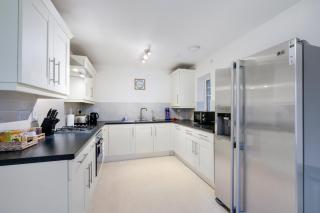 Modern Comfort 4 Bedroom, 3 Bath House in Maidenhead - 2