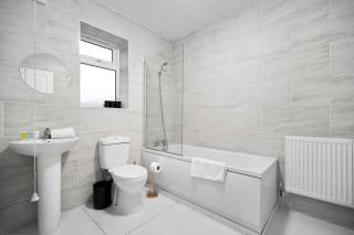 Stylish Apartment - Netflix - Fast WiFi - Parking - Top Rated 4MH - 7