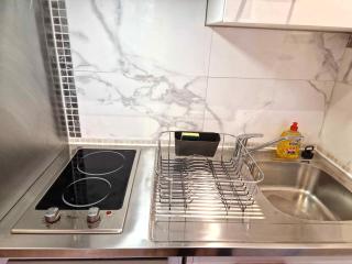 06 - Très joli 2 pièces neuf climatisé et tout équipé pour 1 à 4 personnes avec 3 lits, vue sur jardin, parking privatif gratuit, grand fourgon possible, tout le linge de maison est fourni - 2