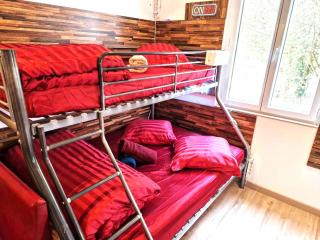 06 - Très joli 2 pièces neuf climatisé pour 1 à 4 personnes avec 3 lits, vue sur jardin, parking privatif gratuit, grand fourgon possible, tout le linge de maison est fourni - 1
