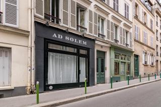 Relax in on Old Art Galery - Paris - 3