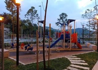 Puncak Alam Homestay - Kampong Bukit Hijau - 1
