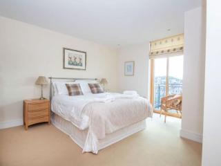 Mercury Holiday Homes - 2 Bedroom Riverside Apartment 301 Free Parking - 4