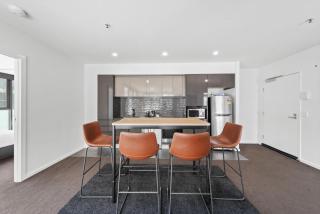 Bright 2-Bed Apartment with Scenic Balcony - 5