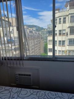 Dois minutos à pé da Praia de Copacabana com conforto e praticidade. - 2