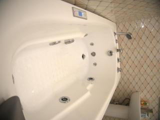 Sleeps8-Parking-Jacuzzi-WiFi-AirCon - 4