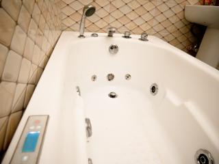 Sleeps8-Parking-Jacuzzi-WiFi-AirCon - 5