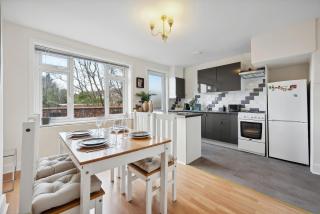 VICHY - Edgware Way 2 bed Modern Apartment - London - 1