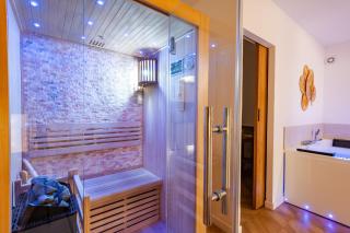 Suite Bali de 45m2 - Idéal couple - Chambre séparée - Jacuzzi baignoire balnéo - Sauna - Clim réversible - Netflix - Piscine accès partagé avec la petite copro - Bouteille de champagne offerte dès 2 nuits - 6