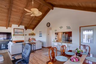Breezy and Central Monterey Apt with Bay View! - Monterey - 4
