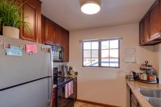Breezy and Central Monterey Apt with Bay View! - Monterey - 2