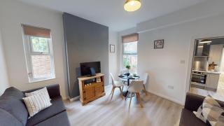 Stunning 6-Bedroom House in Beeston Awaits Your Stay! - Nottingham - 9