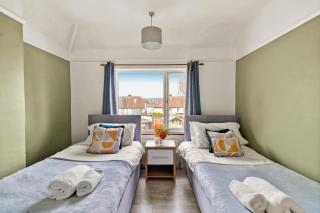 Large House with Parking and Garden - Sleeps 7 - 8