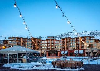 Ski IN Out, Perfect Location King Bed at Sundial Lodge w Hot Tub and Pool! - Park City - 4