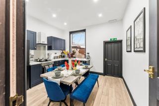 Designer 4 Bed House in Leeds - Sleeps 13 - 1