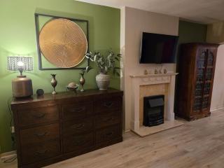 Spacious modern house w 2x bathrooms and parking - Oxford - 0