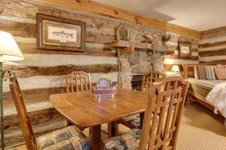 Cozy Smoky Mtn Retreat on River with Fire Pit and Deck - Townsend - 5