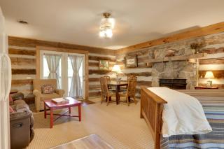 Cozy Smoky Mtn Retreat on River with Fire Pit and Deck - Townsend - 1