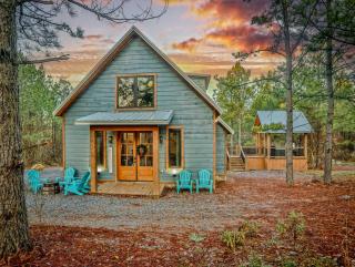 Lux Hochatown Cabin! 5 minutes to town-Hot Tub-Fire Pit-Game Room-Mtn Views - Broken Bow - 5