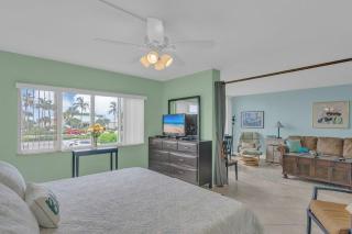 Dreamy Condo 2 minute walk to Beach w King Size Bd - Fort Pierce - 6