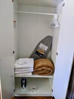 King room,King bed, private entry, ensuite bath and kitchen - Campbell - 1