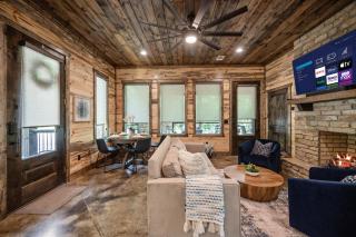 Rustic-Chic Cabin with Hot Tub Firepit & Games - Stephens Gap - 3
