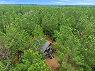 NEW Secluded Retreat with Spa Firepit & Games - Broken Bow - 5
