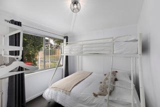 Sunny Shores Beach House - The Entrance - 4