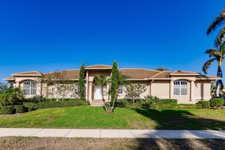 Vibrant 4BR Home l Pool l Jacuzzi l Game Room - Marco Island - 2