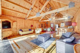 15 Mi to Snowshoe Resort Cabin with Deck and Fire Pit - 7