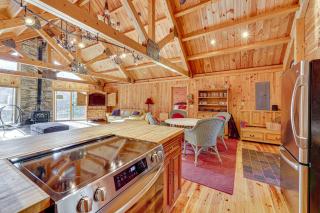 15 Mi to Snowshoe Resort Cabin with Deck and Fire Pit - Dunmore - 4