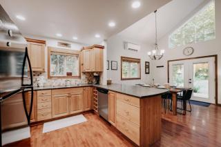 Mt Baker Rim Cabin 24 - Hot Tub, WIFI, Air Conditioning, Sleeps 8 - Deming - 4