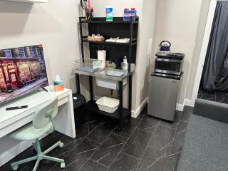 Studio, Beautiful & Convenient Downtown Devon - - 3