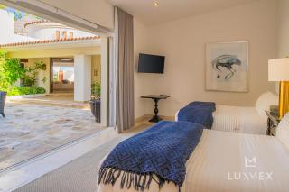 NEW LISTING! 4 Bd Beachfront Villa Fully Staffed - 5