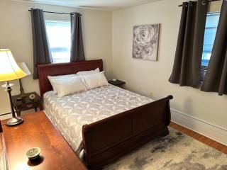 Narberth - Quiet Street Near Downtown And Train - - 9