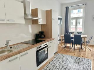 Stylish & Renovated Apartment with Free Parking - 3