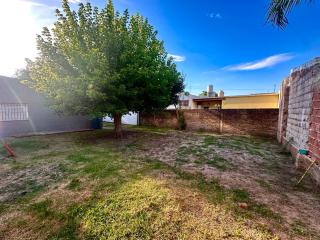 Impecable casa a cuadras de la Laguna De Chascomús con jardin, cochera y Parrilla - Chascomús - 1