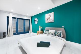 High Ceiling Modern Apartment Heart of Central London - London - 9