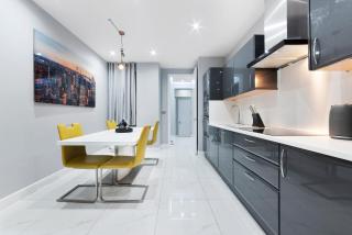 High Ceiling Modern Apartment Heart of Central London - London - 2