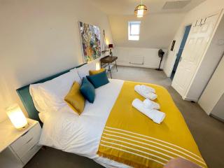 Derby Den with 4 bedrooms 3 bathrooms, master with ensuite, plus Private Garden and Driveway - 7