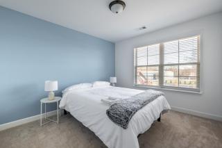 1 King 3 Queens Ground Room Washer & Dryer - Nashville - 3