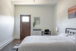 1 King 3 Queens Ground Room Washer & Dryer - Nashville - 6