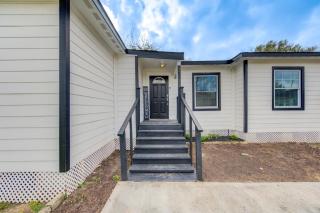 Warm & Spacious 3BR Centrally Located near NRG - Houston - 4