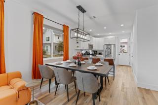 Stunning Area - 4BR Gem - 5 Mins to DT - Sleeps 10 - Austin - 8