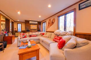 5 Mi to Skiing Home with Hot Tub and Patio! - Killington - 7