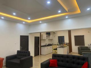 Crown Luxury Apartment - - 0