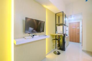 Cozy Living Studio Room at Evenciio Margonda Apartment By Travelio - Depok - 6