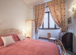 Watch the city wake light filled Medieval Palace - Florencia - 8