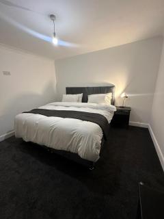 House-Sleeps8-Parking-Garden - Leeds - 8