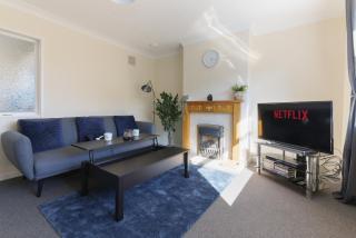 Leconfield Close - Comfy house and free parking - 9
